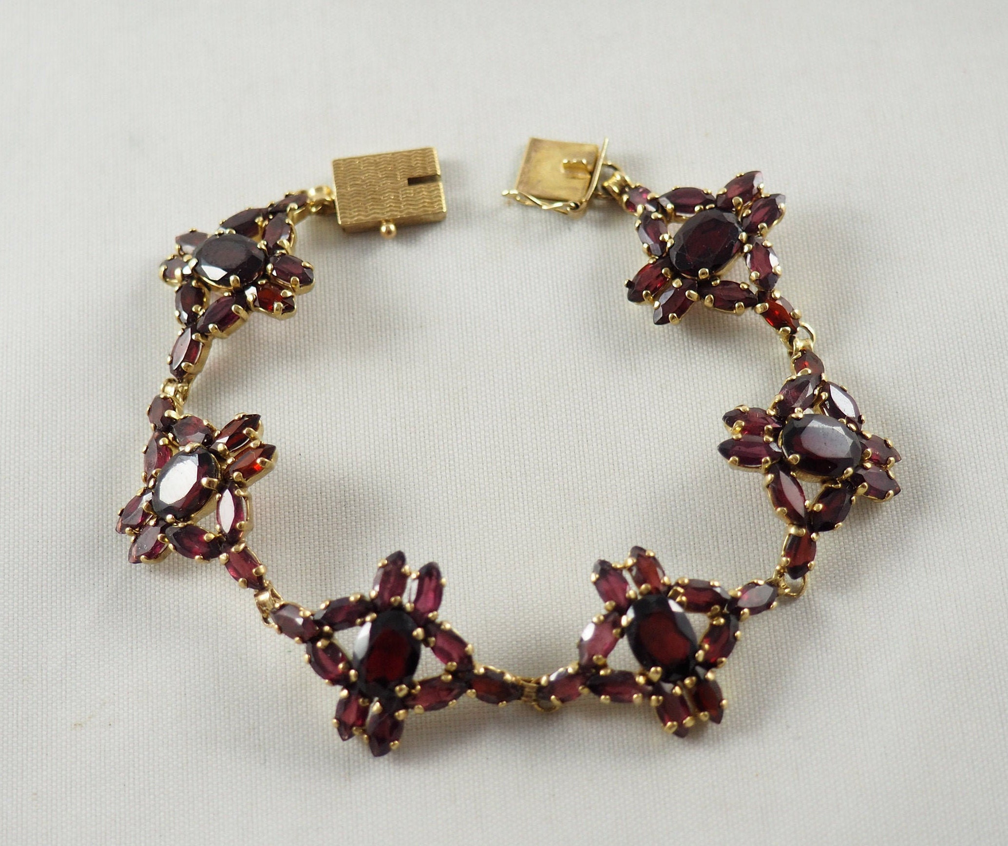 Garnet bracelet in 14 carat gold – The Antique Ring Shop