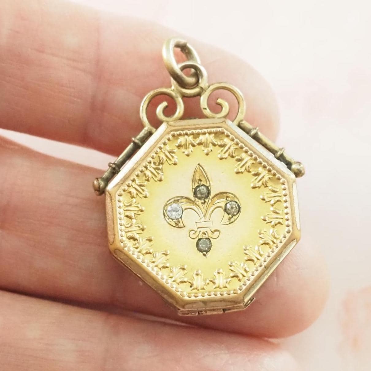 Tiffany's locket - Etsy 日本