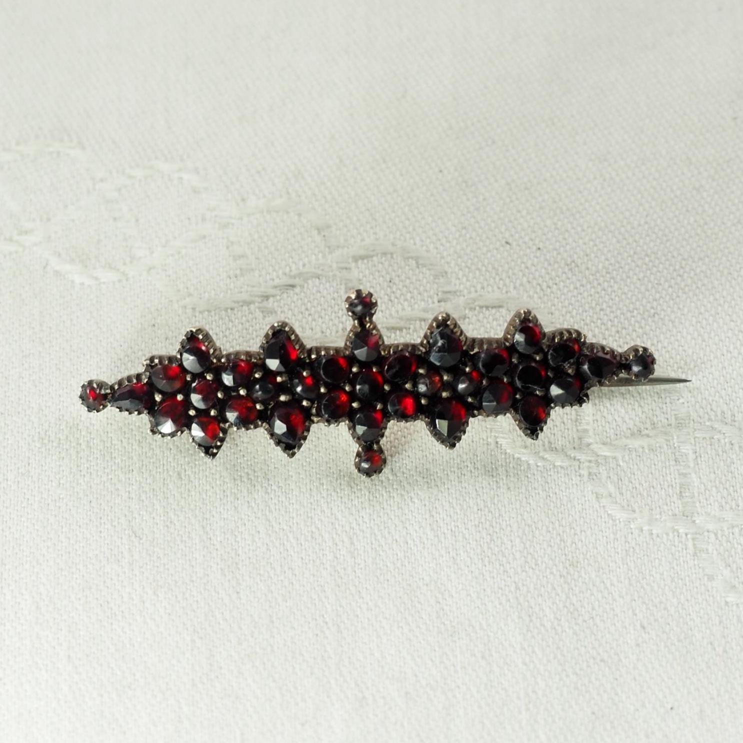 ビクトリア朝のボヘミアンガーネットバーブローチ：ピンチベックスター