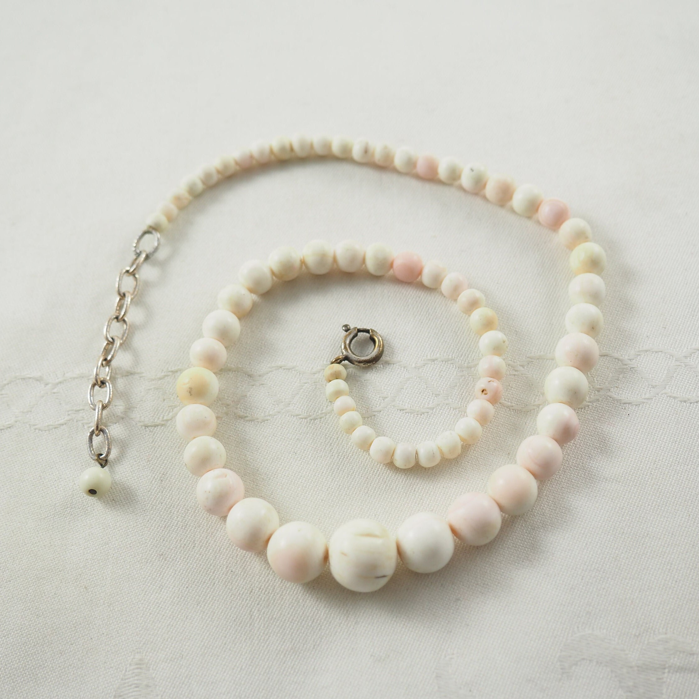 Collier 18 Perles De Corail Peau D'ange Et Perles De Riz - Marque East Oasis, Occasion