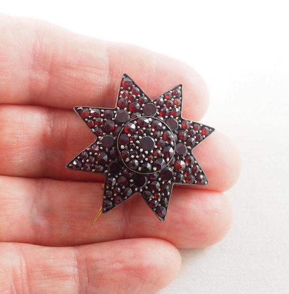 ヴィンテージ ボヘミアンガーネット　ブローチ ボヘミアンガーネットのオーバル型アンティークブローチ/ドイツ