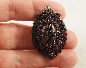 Victoriaanse boho granaat medaillon hanger/broche, roosgeslepen granaten, Bohemen jaren 1880