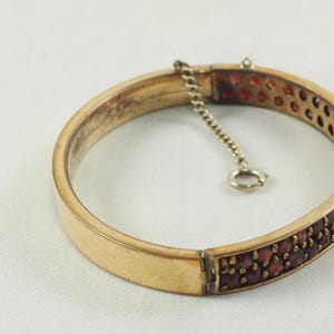 Antik Edwardiansk Boho Granat Gångjärnsarmband, Förgyllt, Medelstor Handled, Böhmen 1890
