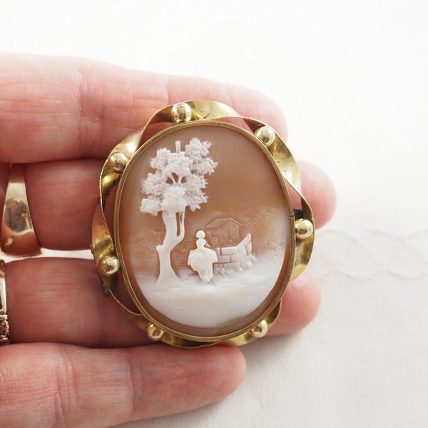 Antike viktorianische Cameo Brosche in Gold Filled Fassung, Malerische Cameo Rebecca am Brunnen, Anstecknadel, Deutschland 1860er-70er Jahre