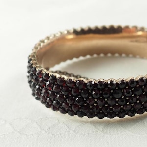 Viktorianskt boho granatarmband med gångjärn, femradiga rosenskurna granater, januari-födelsesten, Böhmen 1880-talet