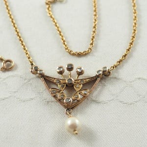 Collar Belle Epoque de diamantes y perla en forma de gota, oro rosa de 14 quilates, 17 diamantes talla rosa, tréboles irlandeses, probado con ácido, Alemania, 1890