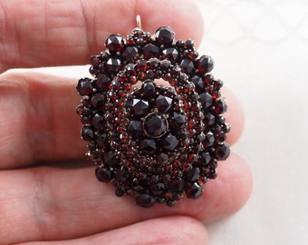 Victoriaanse boho granaat medaillon hanger/broche, Pinchbeck-set, Bohemen 1870