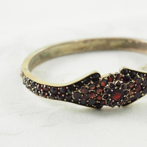 Viktorianskt boho granatarmband, ros och plattslipade granater, liten handled, Böhmen 1870-talet