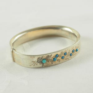 Pulsera antigua austrohúngara con bisagras en plata dorada y motivo de lenguaje de flores, ocho turquesas, con sello de Austro Hungría, década de 1880