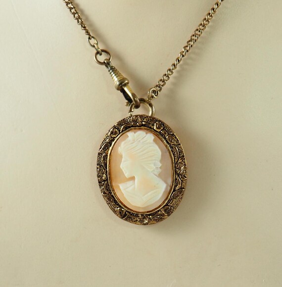 Pendentif Camée Doré Sur Coquille - Bijou Vintage (Occasion)