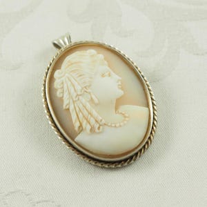 アールデコ期のシェルシルバー鍍金とカメオのブローチ/ペンダント、シルバー800、華やかな髪を持つ女性の肖像画、メーカーズマーク、ドイツ、1930年代