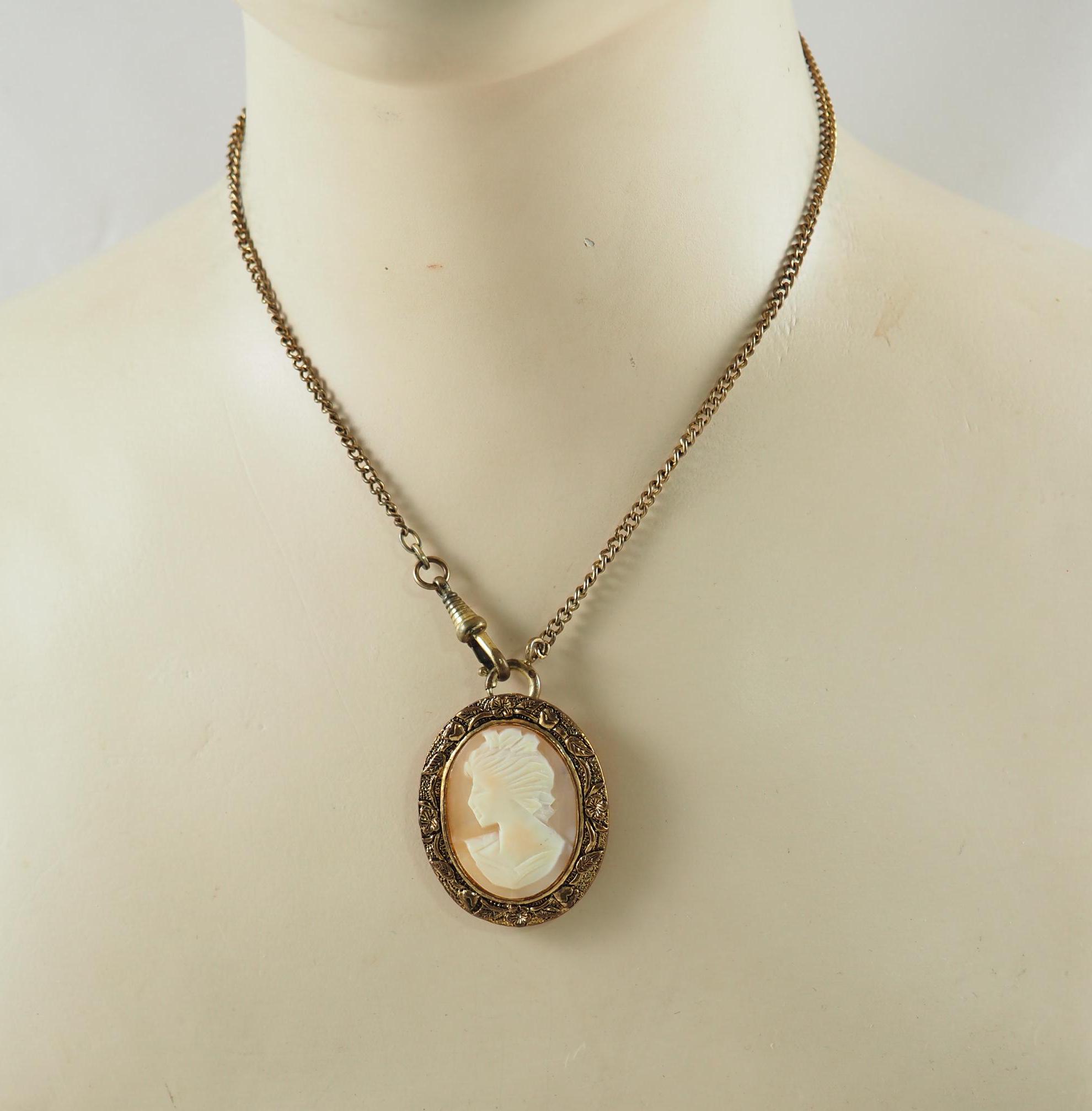 Vintage Italian Shell Cameo Pendant/brooch in Gold Tone