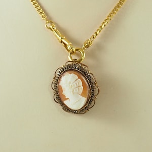 Pendentif ancien victorien en broche camée en coquillage : laminé en filigrane d'or, Allemagne des années 1900