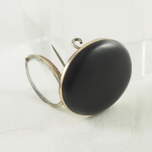 Broche médaillon victorienne en argent et émail doré : bijoux de deuil, Allemagne années 1880