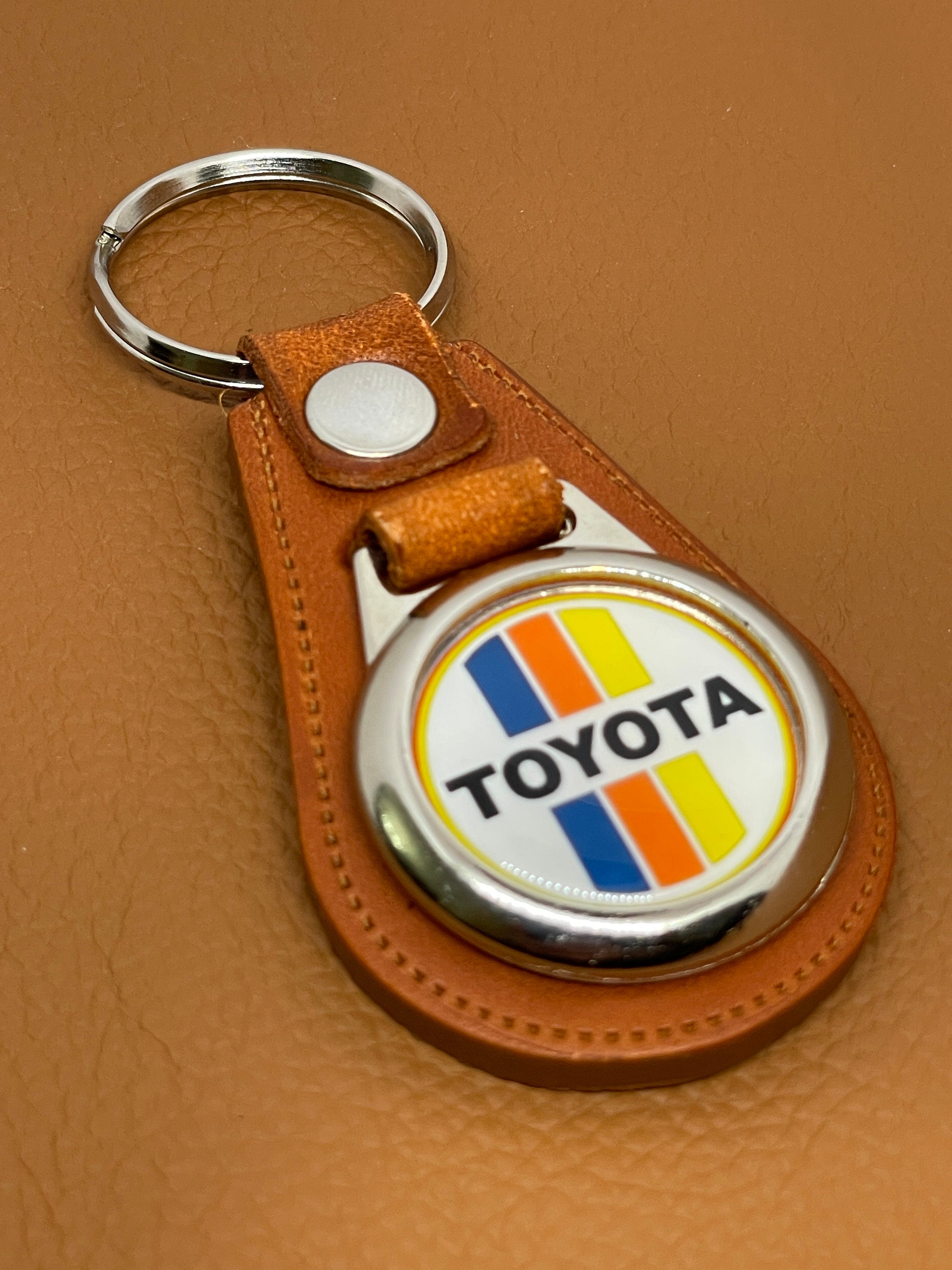 Retro Japanese Racing Stripe Keychain – Classic 70s Motor Emblem