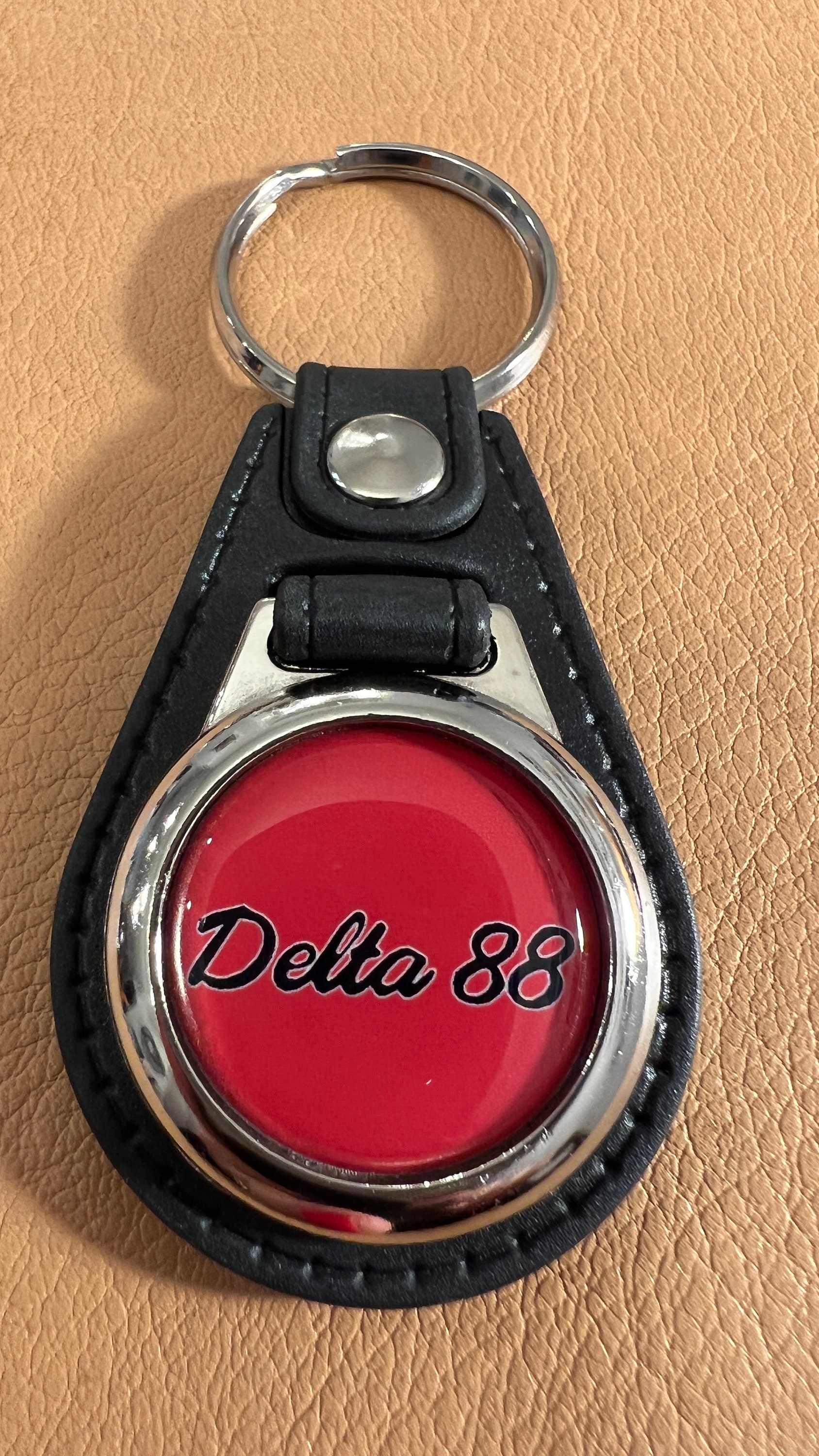 OLDSMOBILE DELTA 88 keychain red black back