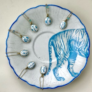 Colgante de porcelana vintage, colgante personalizable, amuleto de la suerte, colgante de palabra