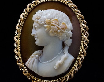 Antique 19th Century Carved Sardonyx Cameo Gold Brooch