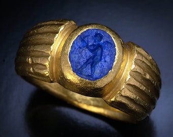 Antico anello romano in oro con intaglio di lapislazzuli, II secolo circa