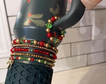 Adorno de asa con cuentas para taza Stanley navideña con diseño botánico, rojo y verde con cierre magnético - Taza navideña de acebo