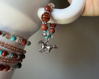 Ciondolo Kacey Musgraves x Stanley con manico decorato con perline e chiusura magnetica, con ciondolo a forma di cavallo opzionale.