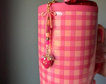 Colgante de paja con cuentas, con dije de fresa y lazo - Brumate de cuadros vichy color melocotón - Melocotón y rosa