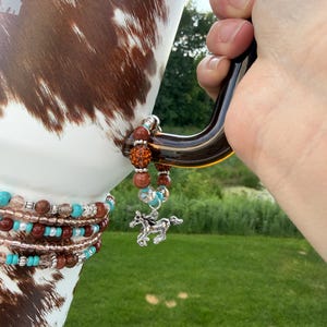 Ciondolo Kacey Musgraves x Stanley con manico decorato con perline e chiusura magnetica, con ciondolo a forma di cavallo opzionale.