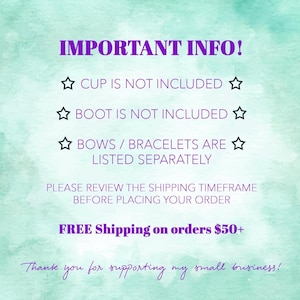 Op de afbeelding: Een lichtgroene aquarelachtergrond met paarse tekst die luidt: IMPORTANT INFO! CUP IS NOT INCLUDED, BOOT IS NOT INCLUDED, BOWS / BRACELETS ARE LISTED SEPARATELY. PLEASE REVIEW THE SHIPPING TIMEFRAME BEFORE PLACING YOUR ORDER. Thank you for supporting my small business!