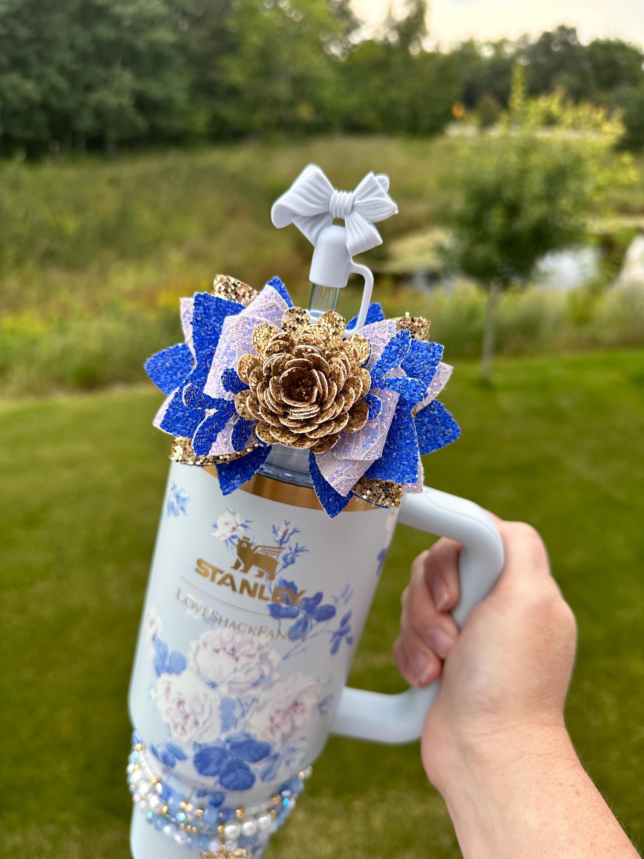 Loveshack Everblooming Rosettes Stanley Straw Bow - Blue and Gold