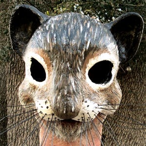 Könnte beinhalten: Eine detaillierte, handbemalte Maske in Form einer Maus oder eines Nagetiers. Die Maske hat große, leere Augenhöhlen, lange Schnurrhaare und ein strukturiertes Fellmuster in Grau- und Brauntönen. Das Datum 18.04.2024 ist unten rechts sichtbar.