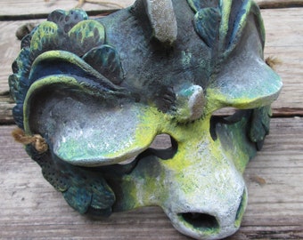Handgjord drakemask i harts: Maskeradmask i specialfärg