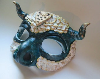 Handgjord drakemask i harts, fantasimask med horn