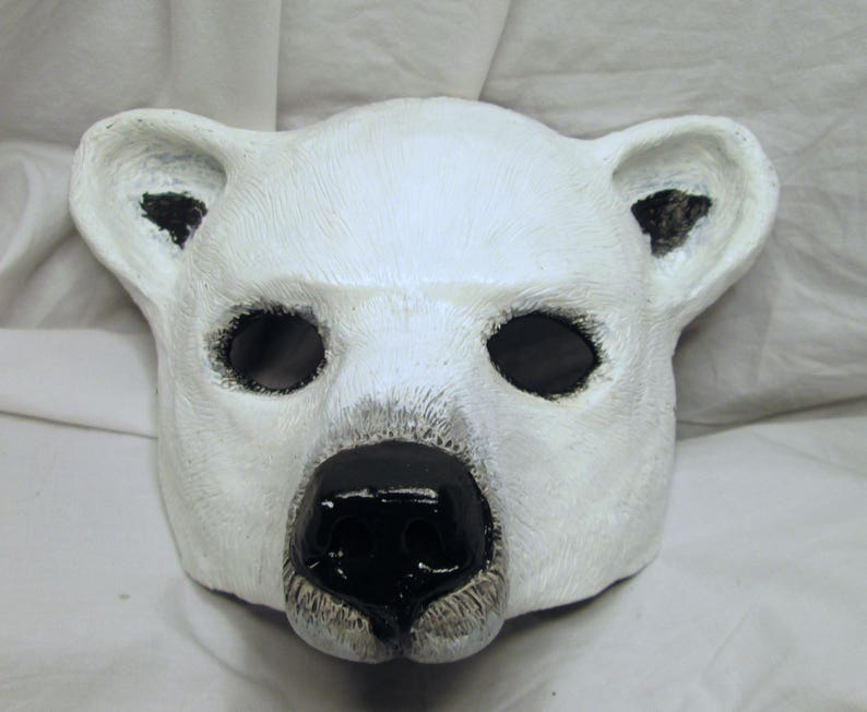 Puede incluir: M&aacute;scara de oso polar blanco con ojos y nariz negros. La m&aacute;scara est&aacute; hecha de un material suave y flexible, perfecta para un disfraz o una obra de teatro.