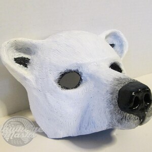 Puede incluir: M&aacute;scara de oso polar blanco con ojos y nariz negros. La m&aacute;scara est&aacute; hecha de un material suave y flexible, ideal para fiestas de disfraces o producciones teatrales.