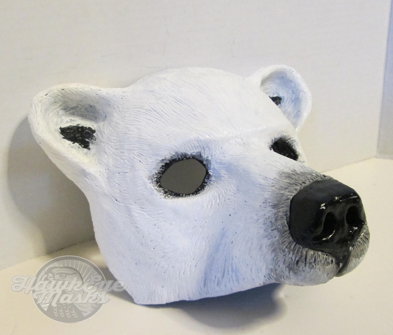 Puede incluir: M&aacute;scara de oso polar blanco con ojos y nariz negros. La m&aacute;scara est&aacute; hecha de un material suave y flexible, ideal para fiestas de disfraces o producciones teatrales.