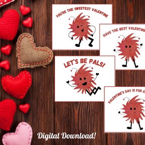 Puede incluir: Cuatro tarjetas de San Valentín imprimibles con un insecto de dibujos animados rojo con diferentes mensajes: "Eres el San Valentín más dulce", "Que tengas el mejor día de San Valentín", "Seamos amigos" y "El día de San Valentín es para los bichos de peluche".