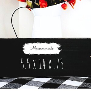 Puede incluir: Un letrero de madera negro con texto blanco que dice "Measurements 5.5 x 14 x .75".