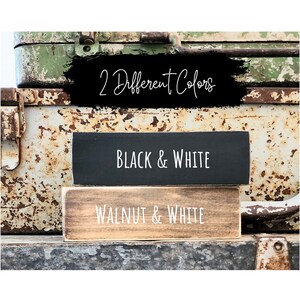 Puede incluir: Dos letreros de madera con el texto "Black & White" y "Walnut & White" pintados en blanco. Los letreros est&aacute;n apilados uno encima del otro.