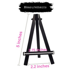 Op de afbeelding: Zwarte houten ezel met de volgende afmetingen: 5 inch hoog, 2,75 inch breed en 2,2 inch diep.