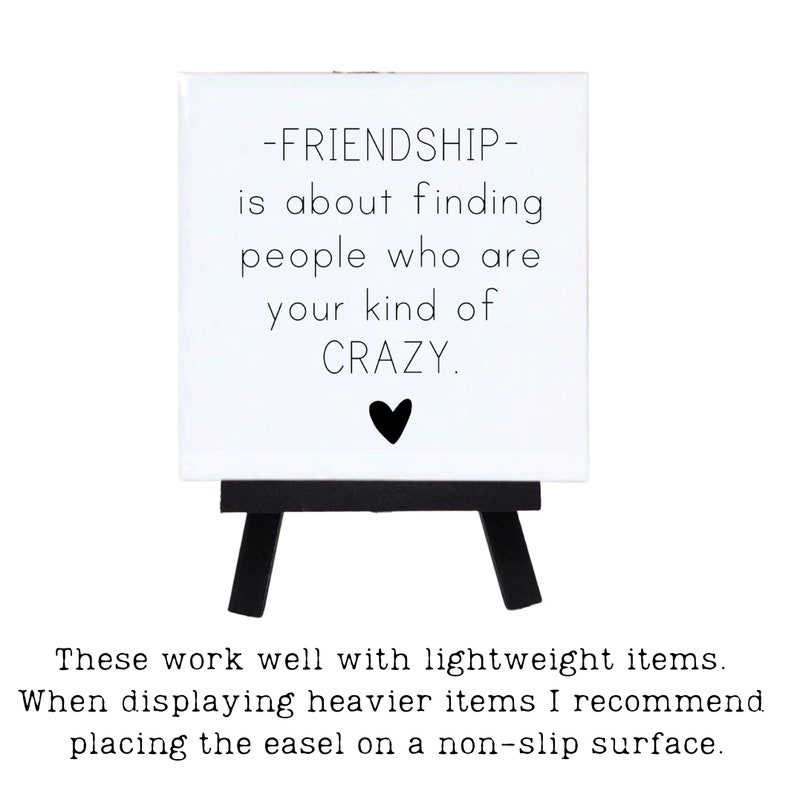 Op de afbeelding: Een wit ezel met een zwart hart en de tekst "FRIENDSHIP is about finding people who are your kind of CRAZY."