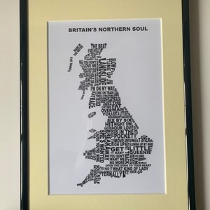 Nördliche Seele; "Britain es Northern Soul (2)" ein montierter und gerahmter Druck, der eine Landkarte von Großbritannien zeigt, die sich aus Plattentiteln der Northern Soul zusammensetzt