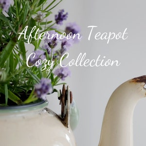 Puede incluir: Una tetera blanca con un pico oxidado y un asa verde. La tetera está llena de flores de lavanda y romero. El texto "Afternoon Teapot Cozy Collection" está escrito en letras cursivas blancas sobre un fondo blanco.