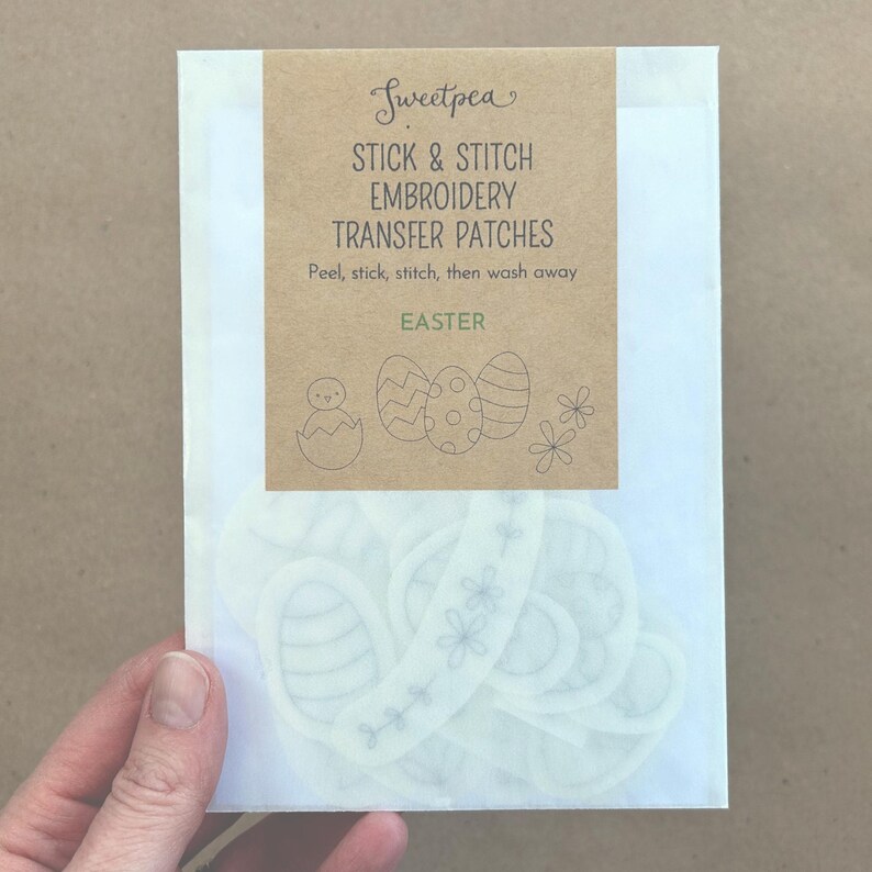 Pu&ograve; includere: Un pacchetto di patch di trasferimento per ricamo bianchi traslucidi da attaccare e cucire a tema pasquale. Il pacchetto include immagini di uova, pulcini e fiori. Il testo sulla confezione recita "Sweetpea Stick & Stitch Embroidery Transfer Patches Peel, stick, stitch, then wash away Easter."