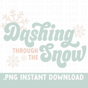 以下が含まれることがあります： 「Dashing Through The Snow」というテキストと雪の結晶が描かれた、ターコイズブルーと白のグラフィックデザイン。.PNG すぐにダウンロードできます。