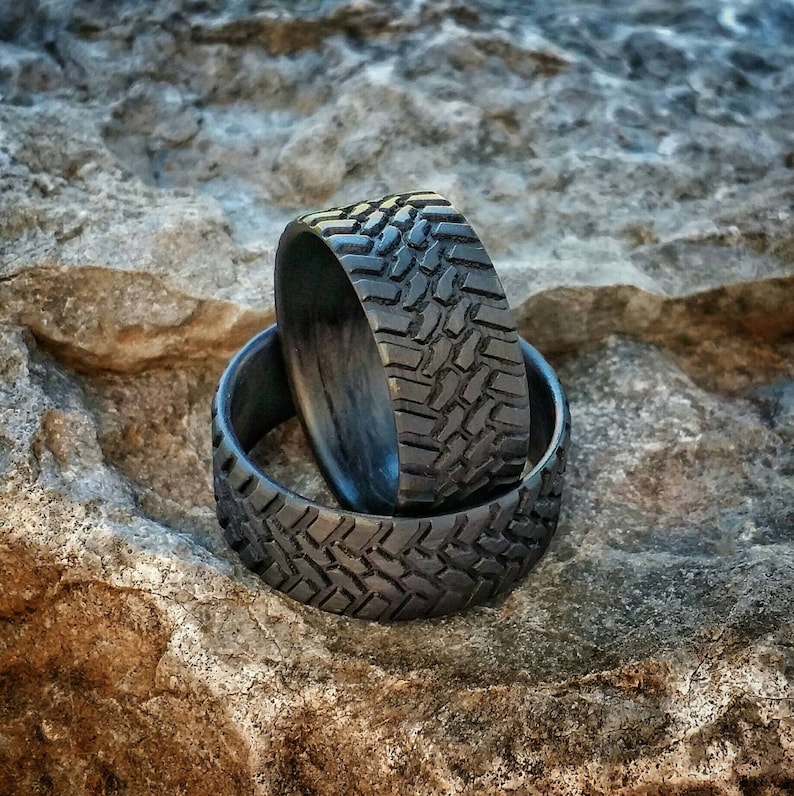 Кольцо серебряное 101001383350. Дизайнерские кольца. Золотое кольцо с круглым камнем. Обручальные кольца в виде шины. Кольцо корона.