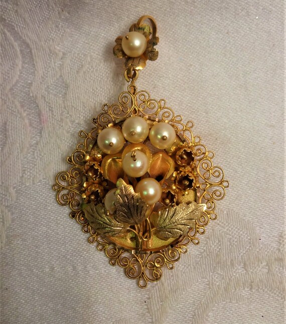 Gold Vintage Pin or Pendant with Large Pearls Flo… - image 1