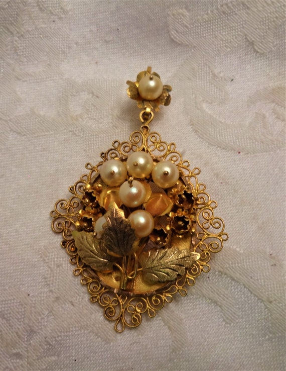Gold Vintage Pin or Pendant with Large Pearls Flo… - image 3