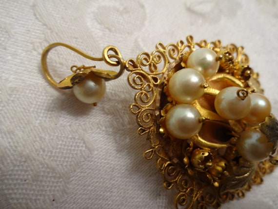 Gold Vintage Pin or Pendant with Large Pearls Flo… - image 7