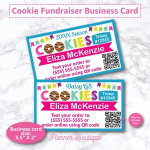 Pode incluir: Dois cartões de visita com borda azul apresentam o texto "COOKIES" com gráficos de biscoitos. Os cartões incluem o nome "Eliza McKenzie", um código QR e texto para encomendar. Os cartões medem 8,89 cm x 5,08 cm.