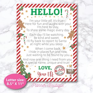 Puede incluir: Una carta con temática navideña con un borde a rayas rojas y blancas. La carta incluye el texto "HELLO!" y un poema de un elfo, junto con ilustraciones de hombres de jengibre y árboles de Navidad. La carta mide 21,6 cm x 27,9 cm.